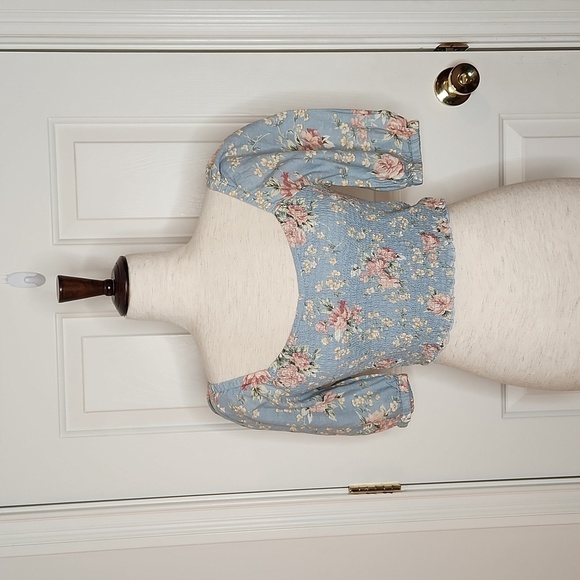 American Eagle Outfitters Tops - American Eagle Blue Floral Linen Blend Smocked Puff Sleeve Crop Top Size XS NWT